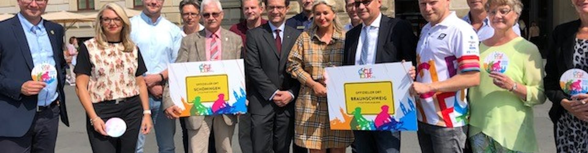 CYCLE TOUR Ortschild für Ulrich Markurth, Oberbürgermeister der Stadt Braunschweig