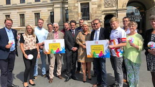 CYCLE TOUR Ortschild für Ulrich Markurth, Oberbürgermeister der Stadt Braunschweig